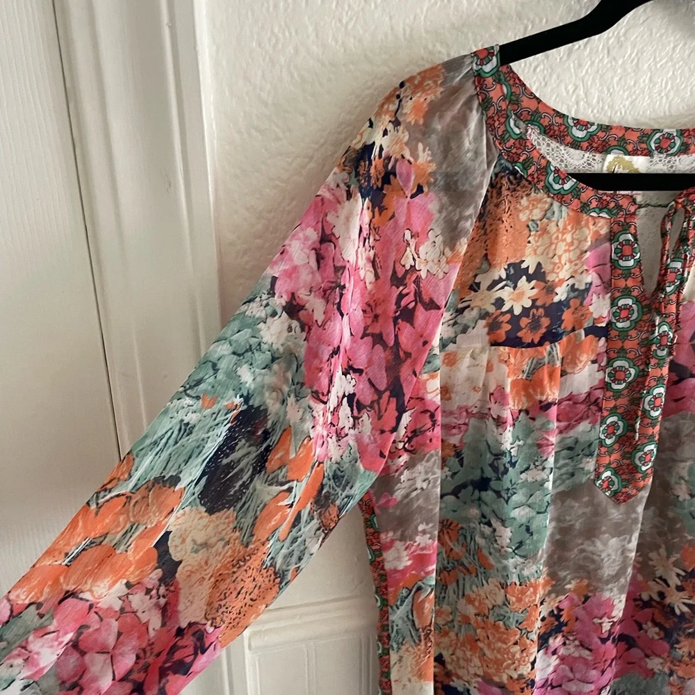 Fig and Flower Vibrant Floral Blouse - Picture 4 of 7